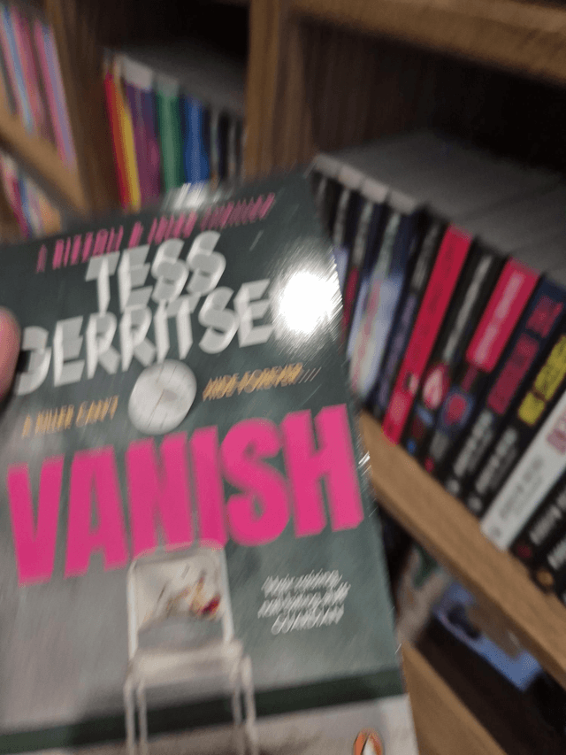 Vanish by Tess Gerritsen — book cover